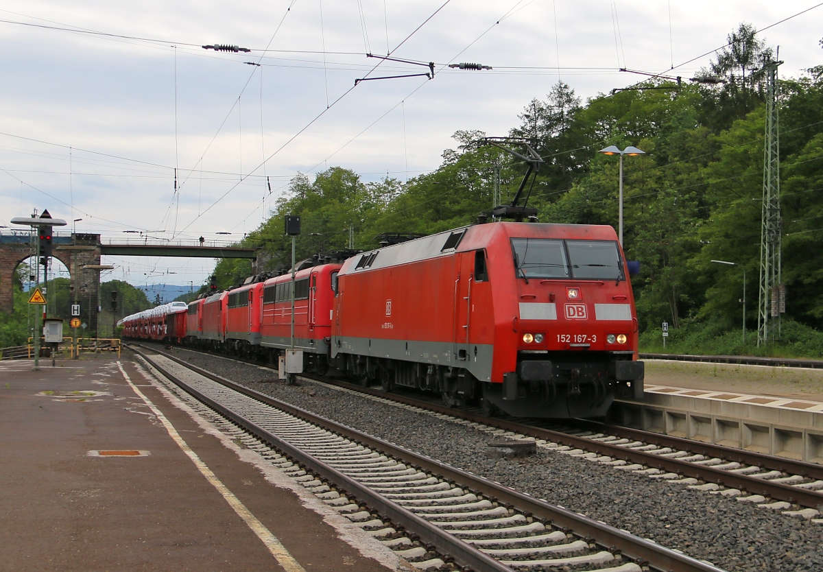 Wie viele Loks braucht man, um einen gemischten Güterzug zu bewegen? Eine genügt, der Rest läuft nur kalt mit: 152 167-3 mit den Wagenloks 151 053-6, 140 678-4, 185 361-3 und 140 459-9 mit gemischtem Güterzug in Fahrtrichtung Norden. Aufgenommen am 31.05.2015 in Eichenberg.