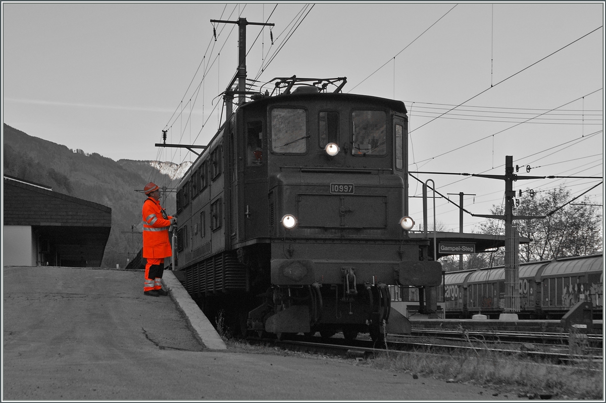 Wie vor dreissig Jahren: Eine Ae 4/7 steht mit ihrem  Stücker  an der Güterrampe. 
Ae 4/7 10997 in Gampel Steg.
7. Nov. 2013
