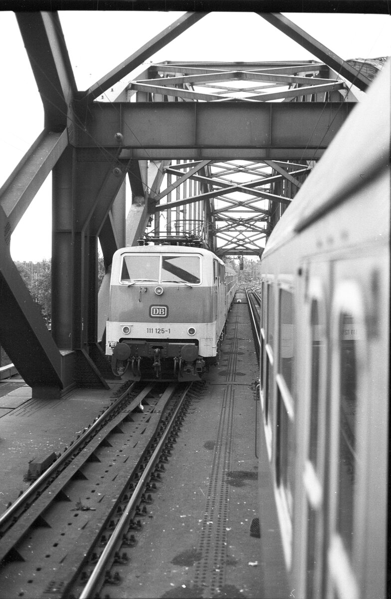 Wie war das noch, als man in (fast) jedem Zug ein Fenster aufmachen konnte ? Hohenzollernbrücke Köln, 111 125, August 1985. 