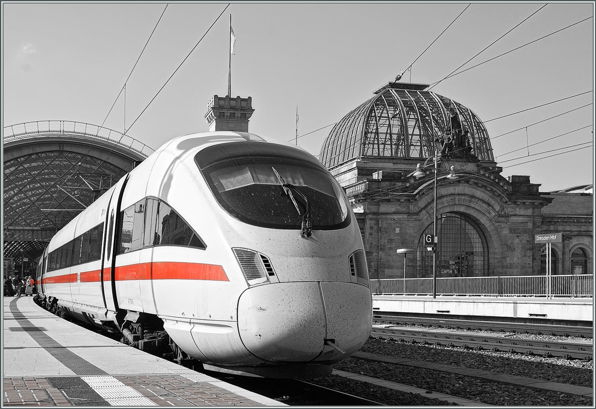 Wie weit vermittelt S/W Zeitlosigkeit?  
Und folglich: Passt S/W auch zum ICE?
Dresden, den 22. Sept. 2010

- mit dieser bunten S/W Variante komme ich, nach langem, endlich einem Wunsch von
Frank Paukstat  vom 19.08.2012 12:28 nach: 

Zitiat:  Ich kann beiden Bildern etwas abgewinnen. Die s/w-Fotografie heutzutage hat den Nachteil das man es ihr ansieht das dort eine DSLR im Einsatz war. Ein interessanter Effekt wäre sicherlich auch den Seitenstreifen in Farbe hervorzuheben. Aber ob man heute unbedingt in Farbe fotografieren _muss_, nun ja. Mir gefällts.
Gruß Frank   