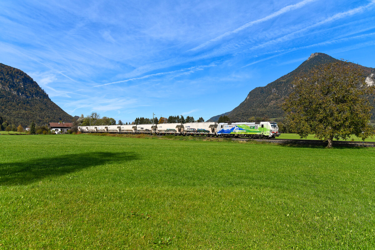 Wie die Zeit vergeht - das EVU Lokomotion ist auch schon seit über 20 Jahren auf den Schienen Deutschlands, Österreichs und Italien aktiv. An dem Unternehmen sind zu 30% die Rail Traction Company aus Italien beteiligt, weitere Aktionäre an der Gesellschaft sind die STR AG mit 20 %, zu 20 % die Kombiverkehr GmbH & Co. KG sowie auch zu 30 % die DB Cargo. Ziel bei der Gründung des Unternehmens war, insbesondere die Brennerautobahn zugunsten der Umwelt zu entlasten und die Güter auf die Schiene zu bringen. Eine relativ neue Leistung von Lokomotion ist der DGS 44131 von Plattling nach Poggio Rusco. Mit diesem Zug wird Zucker nach Italien transportiert. Am 09. Oktober 2024 war die Jubiläumslok 193 774 eingeteilt, bei Niederaudorf gelang eine Aufnahme der Leistung mit dem Kranzhorn als Hintergrund.  