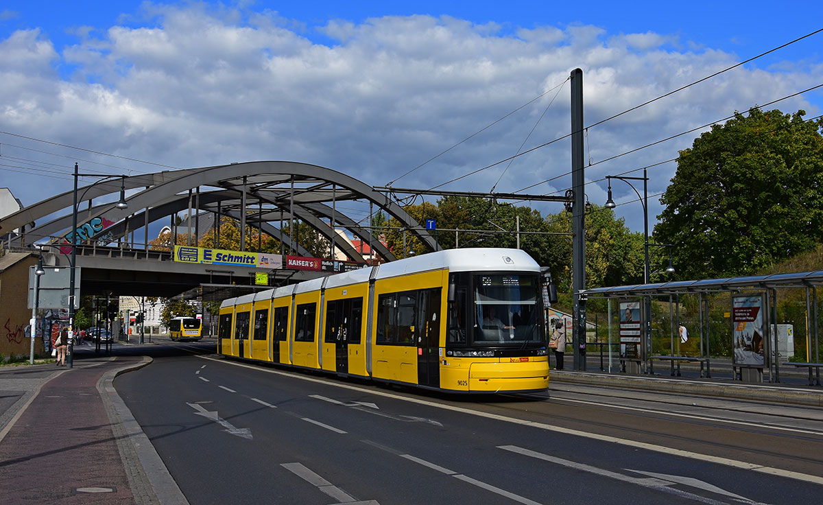 Wie die Zeit vergeht, vor vielen Jahren konnte man auf der Linie 50 noch schöne KT4D fotografieren, nun sind die F8Z (Flexity Berlin) auch hier planmäßig anzutreffen.

F8Z 9025 als Linie 50, S+U Pankow, 26.09.2015. 