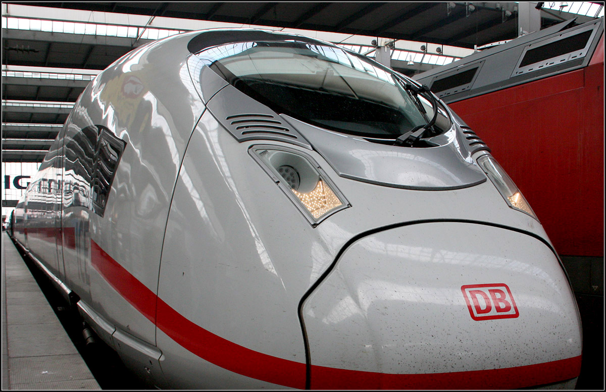 Wie der Zug, so das Bild -

Beides gewöhnungsbedürftig, das Design des Zuges. als auch der Schnitt des Bildes. Velaro D im Hauptbahnhof München. 

Der letzte Stand in der Diskussion sprach für eine Freischaltung. Durch die Ablehung wurde das Bild weit mehr diskutiert, als wenn es freigeschalten worden wäre.

14.03.2015 (M)