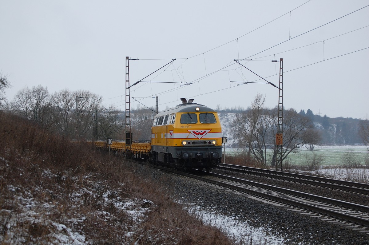 Wiebe 216 012-5 mit einem Schwellenzug als DBV 91999 Fulda - Maschen Rbf, am 09.02.2013 bei Salzderhelden