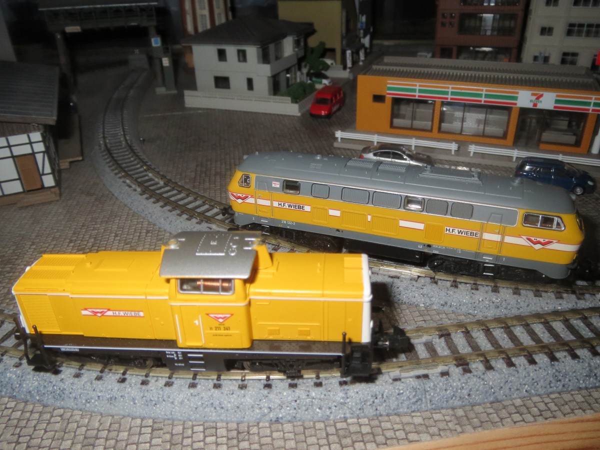 Wiebe-Diselloks: Fleischmann-Diesellok 781108 = 211 341 (V 100) sowie Brawa 61201 = 216 122-2 (V 160) - Spur N