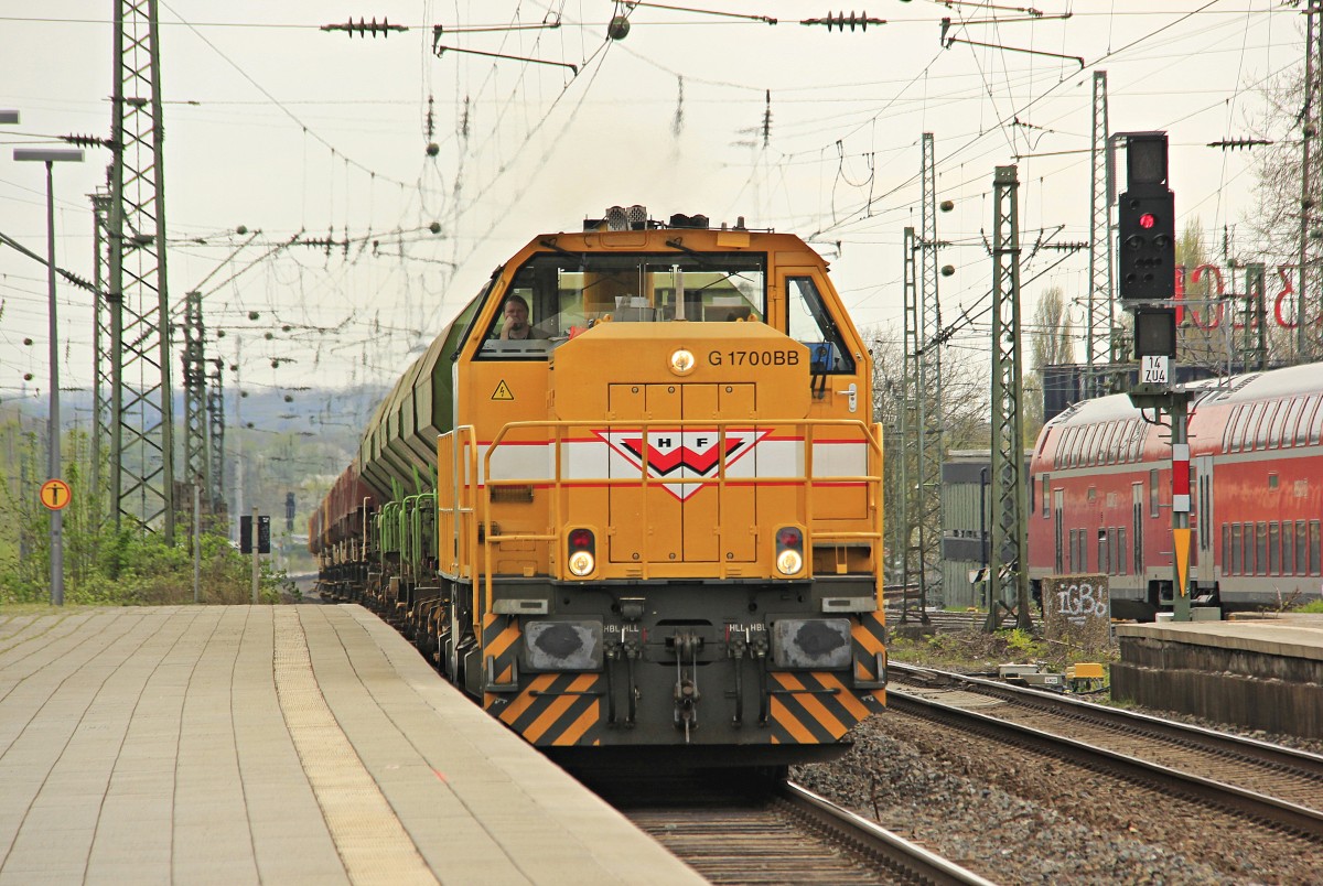 Wiebe G 1700BB mit Schotterzug in Bochum Hbf, April 2014.