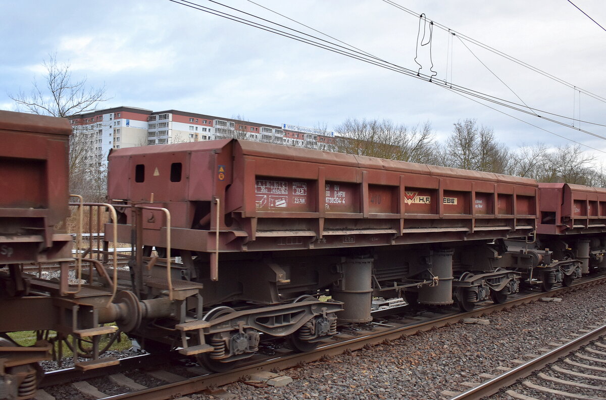Wiebe Gleisbau GmbH mit einem Schüttgutkippwagen mit der Nr. 37 RIV 80 D-HFW 6738 204-4 Fa in einem Ganzzug am 03.01.24 Durchfahrt Bahnhof Berlin-Hohenschönhausen.