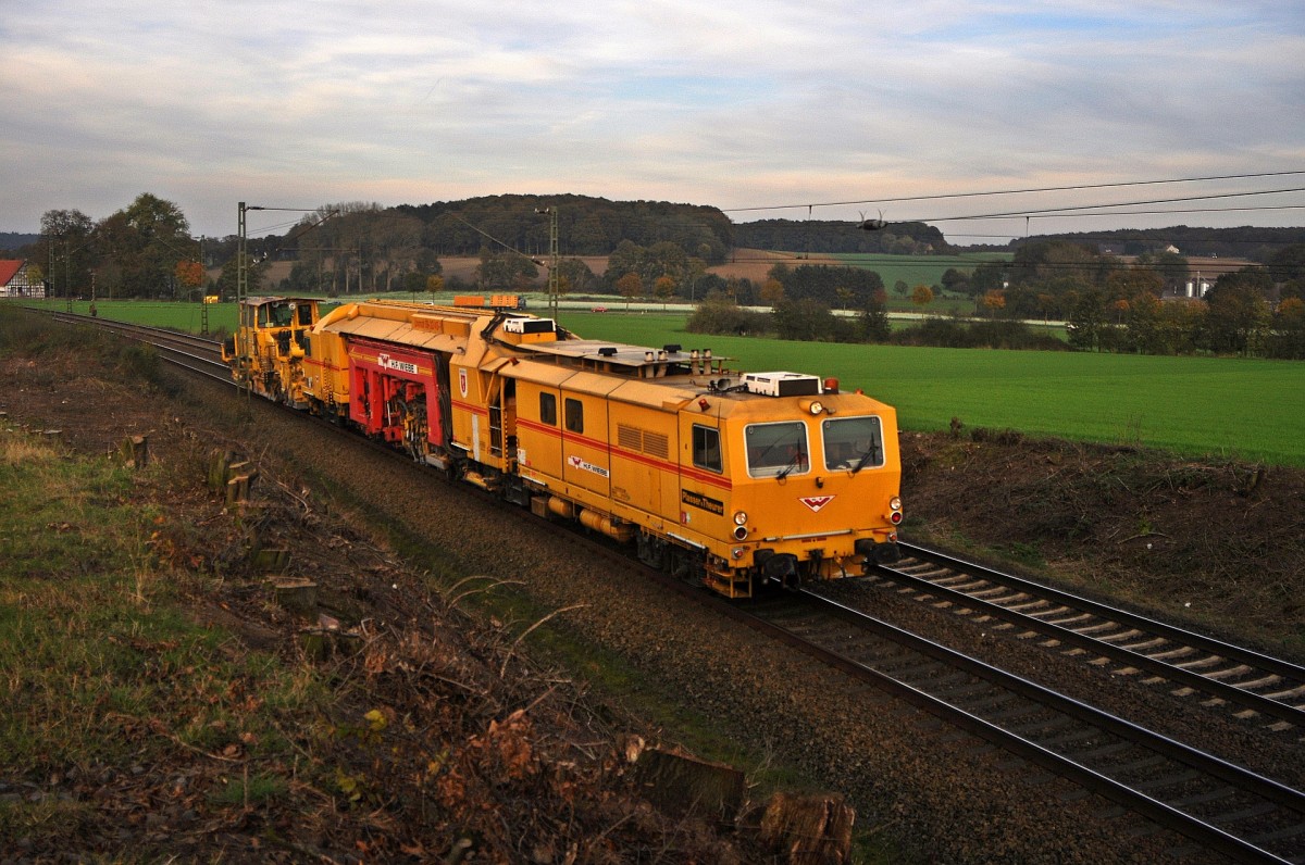 Wiebe Gleisbaumaschine ist am 27.10.14 zwischen Vehrte und Belm in Richtung Osnabrück unterwegs.