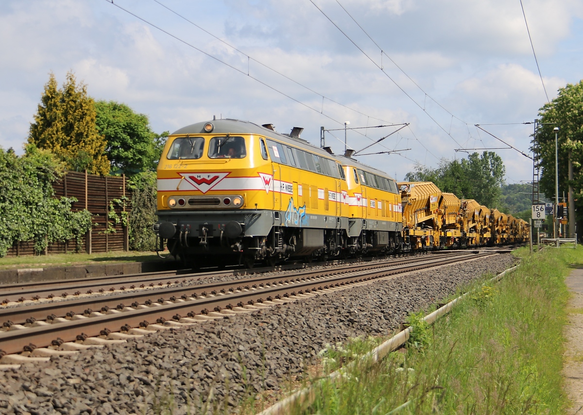 Wiebe's 216 122-2 (Lok 10) in Doppeltraktion mit 216 012-5 (Lok 11) und schwerem Bauzug in Fahrtrichtung Süden. Aufgenommen am 17.05.2014 in Ludwigsau-Friedlos.