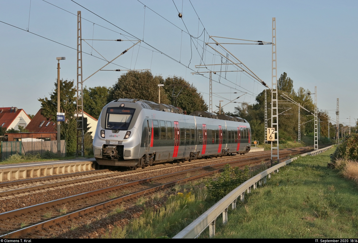 Wieder annähernd im Plan:
9442 605 (Bombardier Talent 2) durchfährt den Hp Zscherben auf Gleis 1.

🧰 Abellio Rail Mitteldeutschland GmbH
🚝 RE 74732 (RE8) Halle(Saale)Hbf–Leinefelde
🚩 Bahnstrecke Halle–Hann. Münden (KBS 590)
🕓 17.9.2020 | 18:16 Uhr