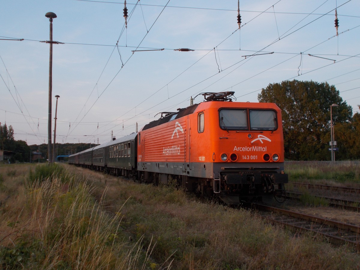 Wieder da war,am 18.Juli 2015,der Störtebekersonderzug aus Cottbus mit der EKO-Trans 143 001 der hier bis zur Rückfahrt nach Cottbus in Begen/Rügen abgestellt wurde.