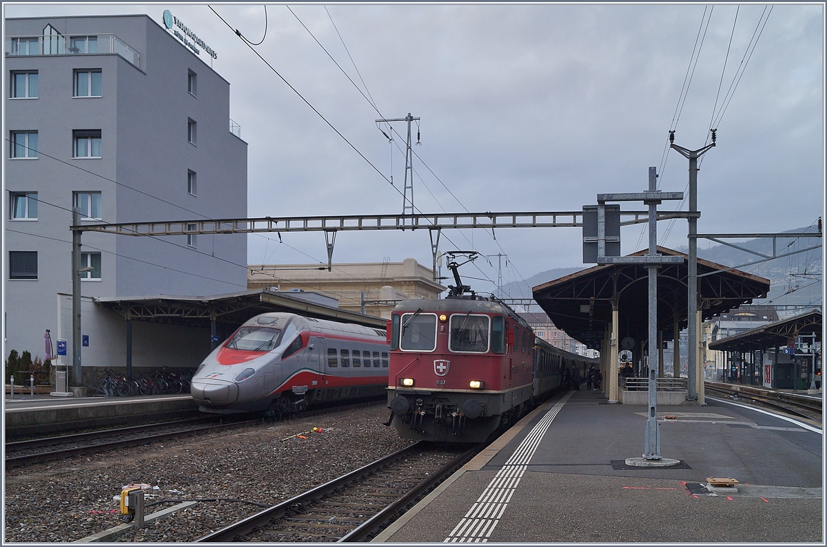 Wieder im Dispozugeinsatz für einen IR 90 wartet die Re 4/4 11197 in Vevey auf die Ausfahrt, während (leicht Bewegungsunscharf) auf Gleis 1 ein FS Trenitalias ETR 610 durchfährt. 

30. Januar 2020