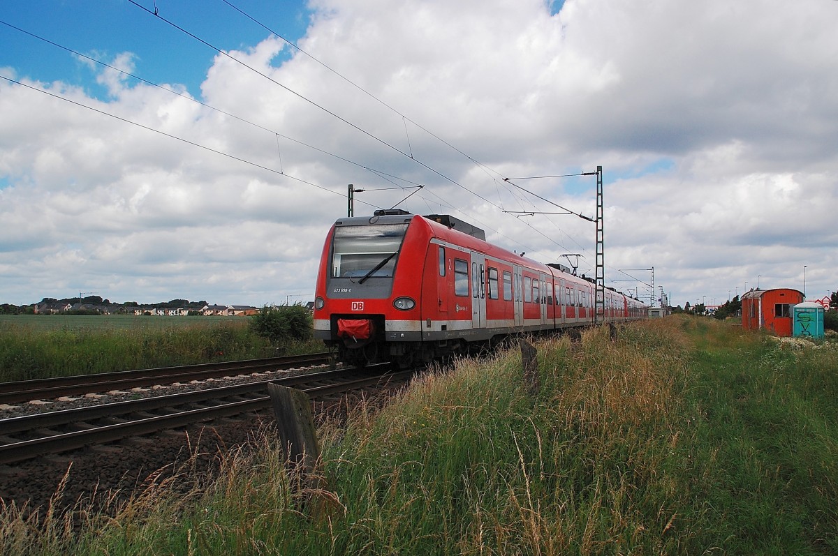 Wieder ein Konservenbild.
Hier einen Nachschuß auf den 423 699 der als S11 bei Allerheiligen.
Wie man sieht ist hier die Lärmschutzwand noch nicht vorhanden....17.6.2012