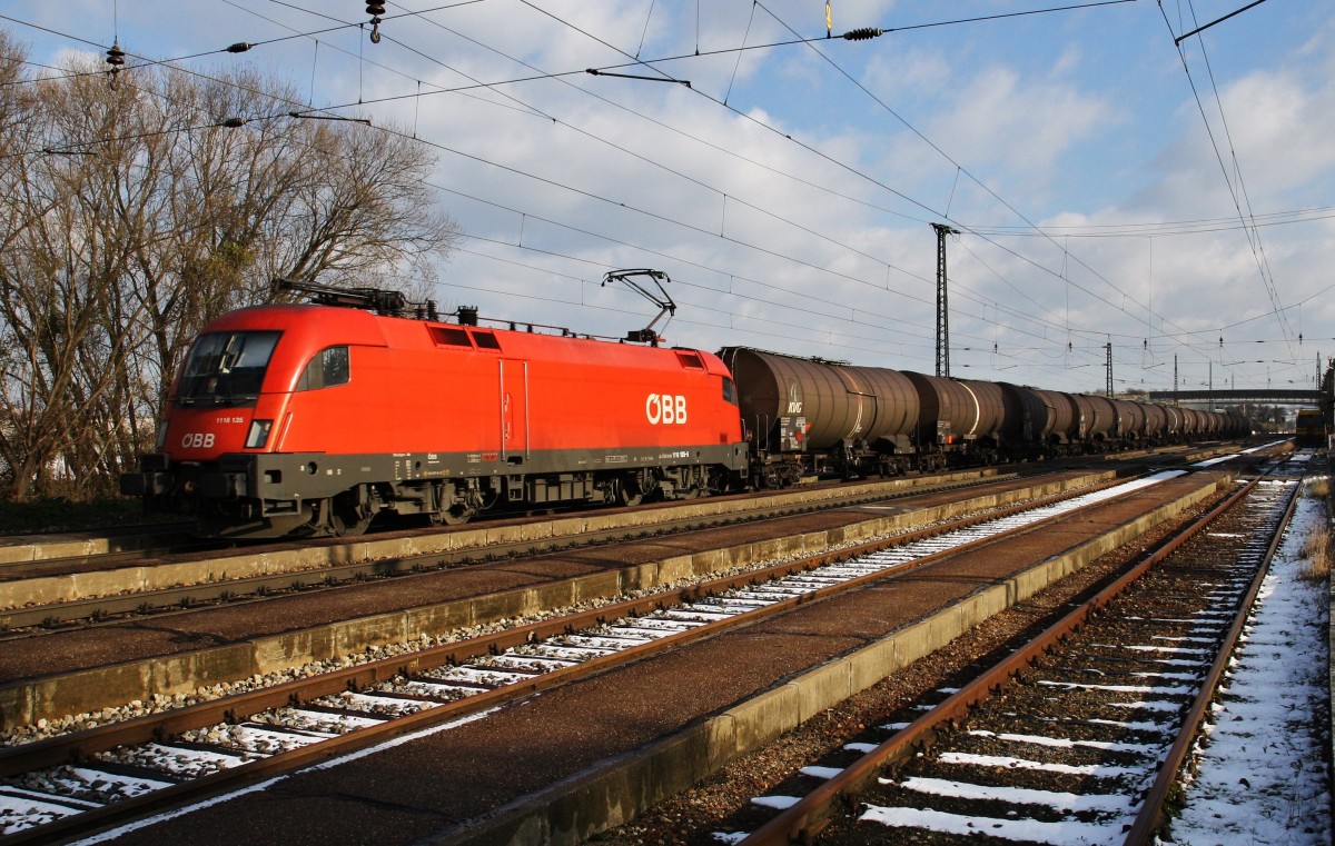 Wieder ein mit Benzol beladener Kesselzug. Die 1116 135-5 zieht den Vollen Zug am 27.11.2013 durch den Bahnhof Kirchstetten, von Wien Kommend Richtung St. Pölten.