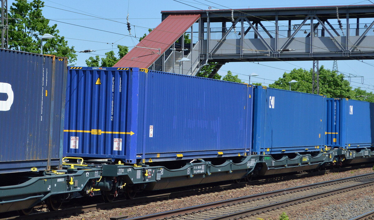 Wieder ein neuer Einsteller von neuen Gelenkwagen für den Container-Transport mit Taschenwagenteil, die Firma heißt MFD Rail GmbH, im Bild der Wagen mit der Nr. 37 TEN 80 D-MFDR 4956 105-1 Sdggmrss (GE) in einem Containerzug am 03.06.21 Bf. Saarmund.