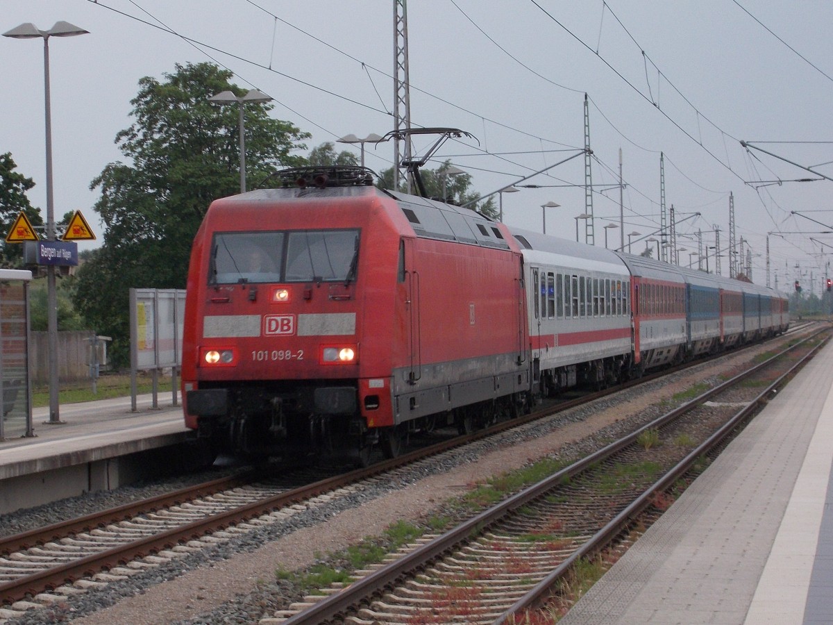 Wieder einmal trifft es den Nordosten,denn die Bahn plant für das nächste Jahr die Streichung des EC 378/379.Am 13.Juni 2015 fotografierte ich die Einfahrt von 101 098,mit dem EC 378 Bratislava-Binz,in Bergen/Rügen.