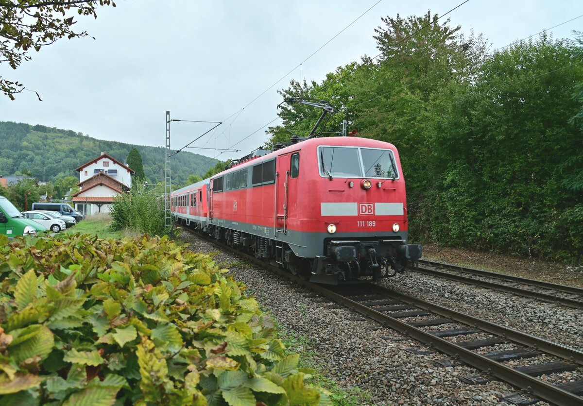 Wieder einmal überraschend kam 111 189 mit dem Murgtäler durch Neckargerach  am  29.9.2022 und nur durch die Buschtrommel erfahren das sie kommt. 