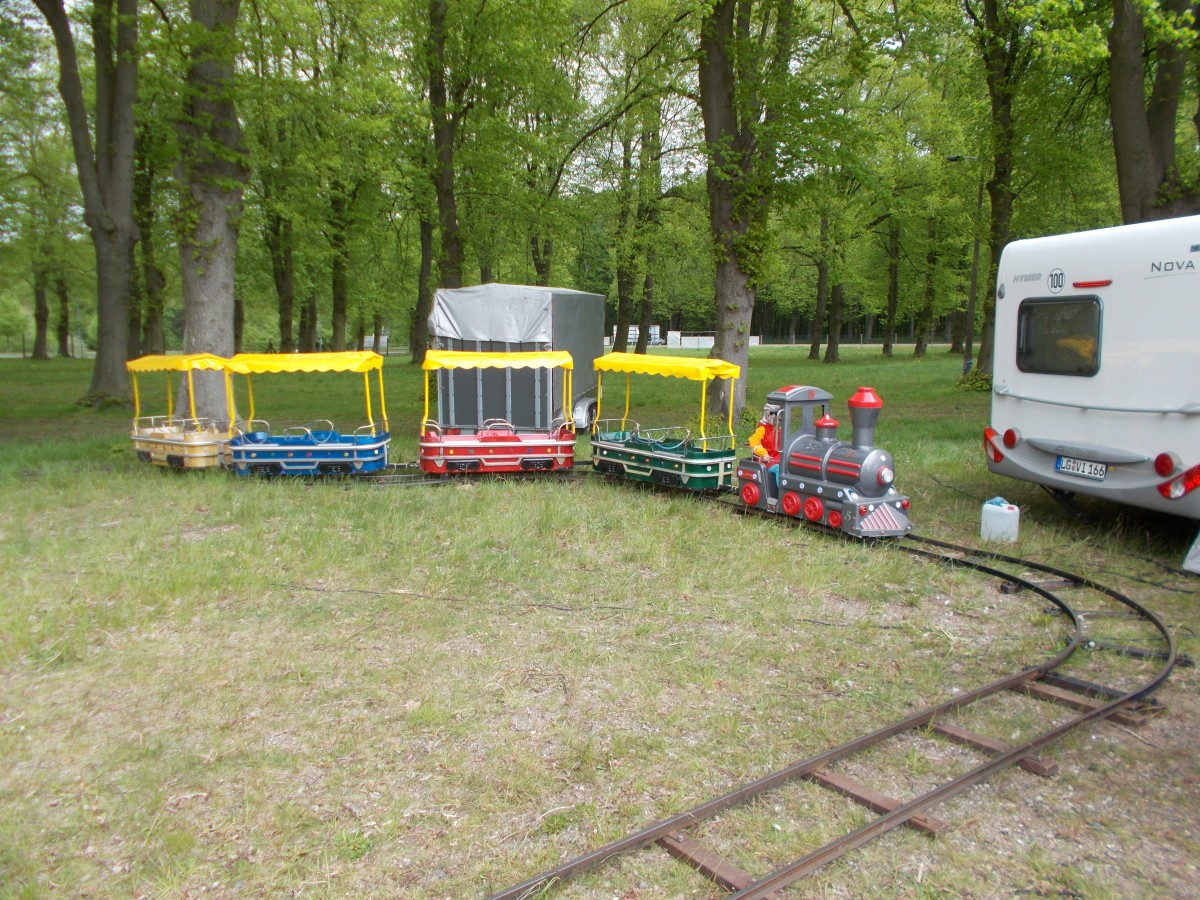 Wieder fotografierte ich auf einem Flohmarkt eine Kindereisenbahn.Diesmal am 14.Mai 2015 auf der Galopprennbahn bei Bad Doberan.