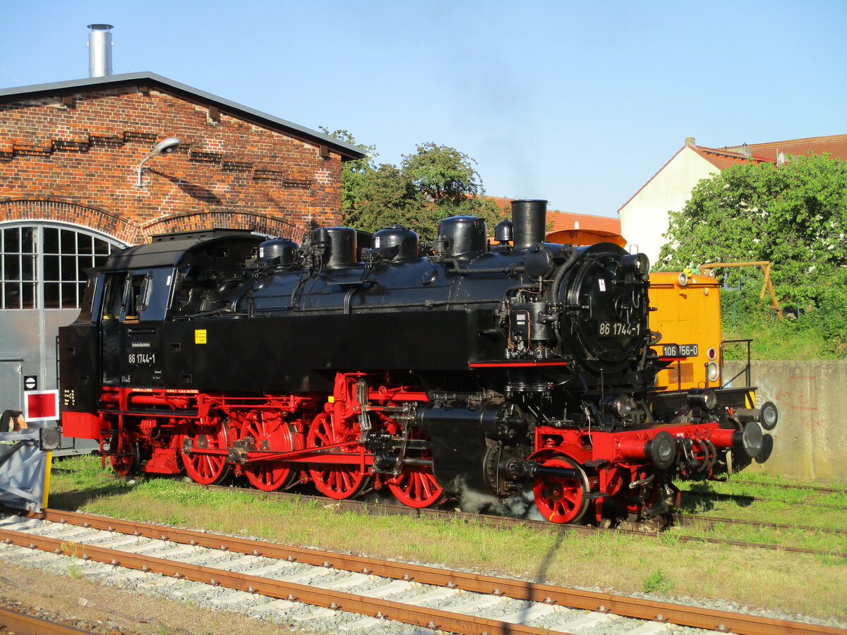 Wieder kommt auf Rügen eine 86er,zwischen Bergen/Rügen und Lauterbach Mole,zm Einsatz.Diesmal ist es die 86 1744 die hier,am 10.Jni 2022,vor dem Lokschuppen in Bergen/Rügen in der Abendsonne stand.