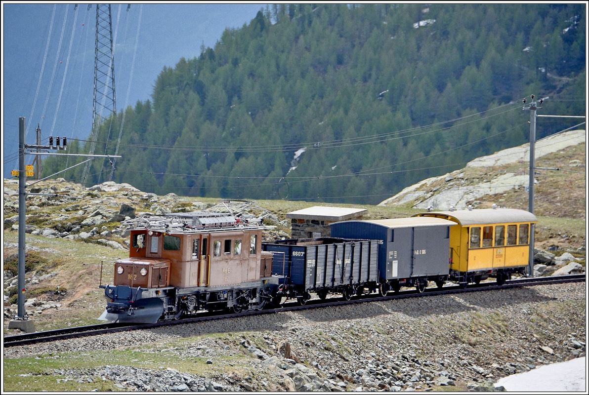 Wieder kommt uns der Extrazug einer Fotoveranstaltung entgegen mit dem Berninakrokodil Ge 4/4 182. Kurz darauf verschwindet der Zug in der Scala Galerie. (30.05.2018)