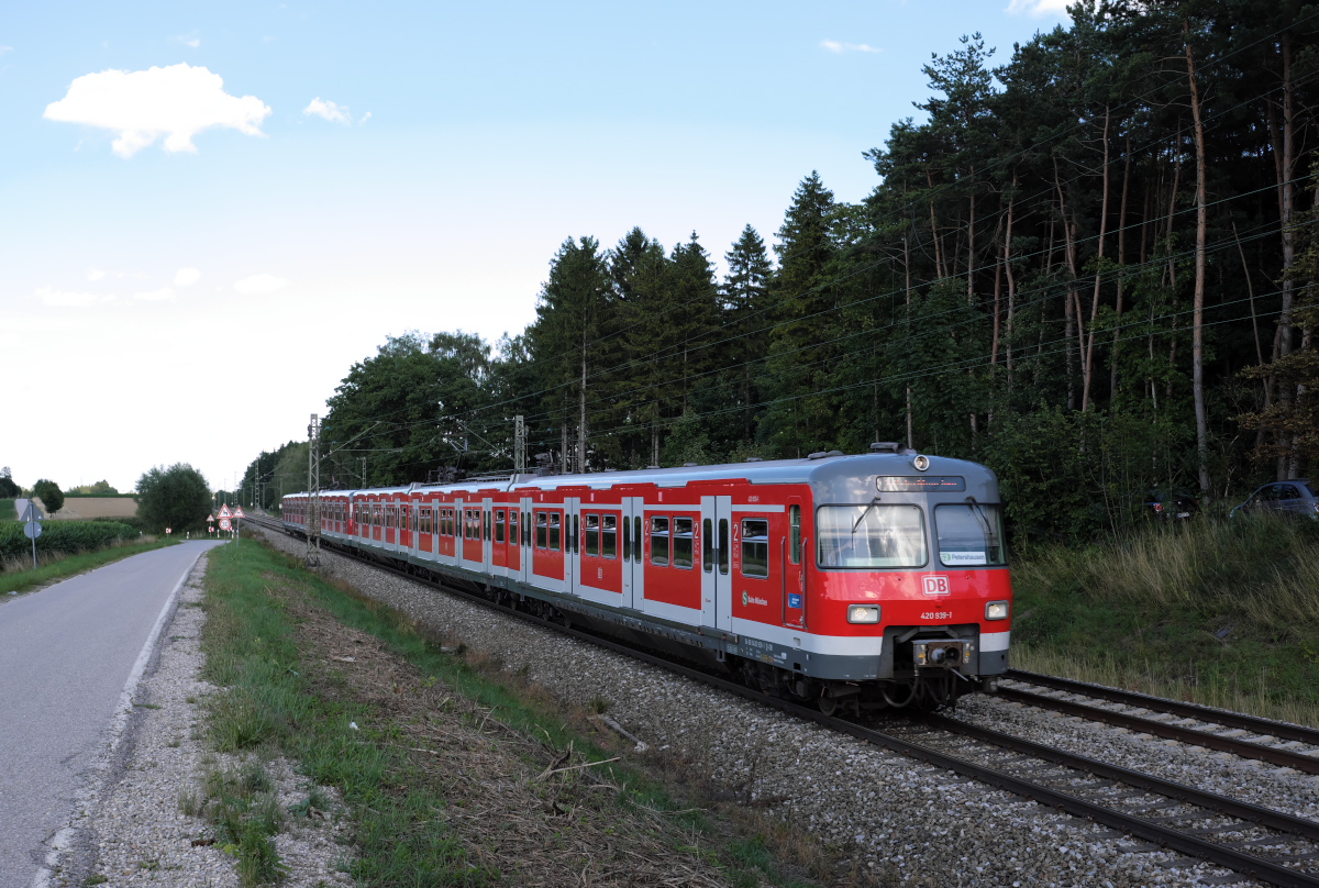 Wieder konnte ein an Wochenenden von und nach Erding verkehrender 420 seinen Weg in mein Archiv finden.

420 939-1 wurde am frühen Abend des 30.07.17 als S2 von Markt Schwaben nach Petershausen bei der Anfahrt zum Hp Poing abgebildet.  Petershausen  ist derzeit noch nicht im digitalen Zugzielanzeiger vertreten, sodaß Schilder dessen Aufgabe übernehmen.
