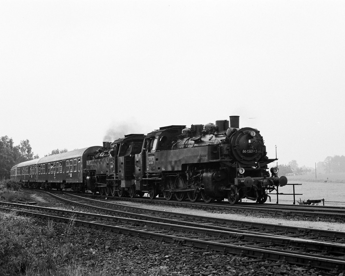 Wieder mal ein Blick in die Vergangenheit: Am 16.06.1984 fand eine Dampflok-Sternfahrt von Dresden, Zwickau und Hoyerswerda nach Dürröhrsdorf statt. Den Zug mit 8 D-Zug-Wagen von Dresden hatte E77 10 bis Bad Schandau befördert. Die anstrengende Fahrt aus dem Elbtal über Sebnitz und Neustadt/Sa. bewältigten 86 1501 und 86 049 gemeinsam. 200 Meter vor dem Ziel rollte die Fuhre dann etwas lustlos aus.  