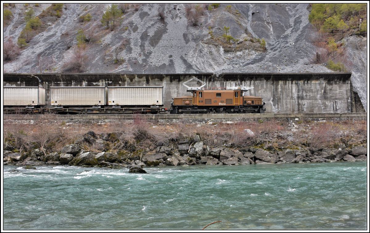 Wieder mal ein Glückstreffer. CC Ge 6/6 I 414 führt wieder einmal den Valserwasserzug 5732 von Ilanz dem Vorderrhein entlang bei Trin nach Untervaz-Trimmis. (11.03.2020)