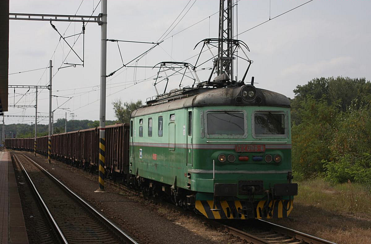 Wieder mal ist ein Güterzug im Bahnhof Zabori nad Labem auf ein Außengleis geschickt worden. In diesem Fall muss am 11.9.2009 die Altbau Elok 122008 mit einem Ganzzug eine Überholung abwarten.