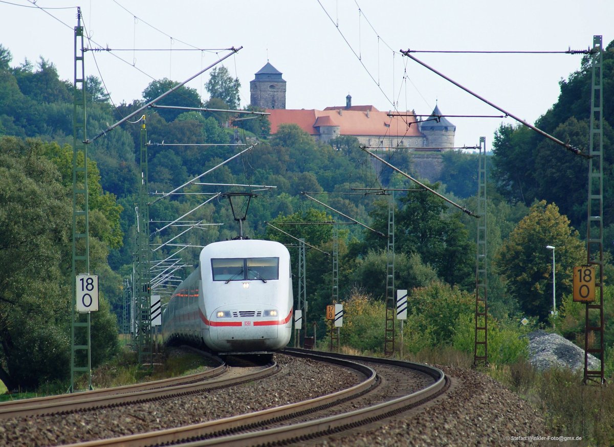 Wieder mal Frankenwaldbahn. Am 21.09.2015 konnte ich diesen ICE fotografieren, als er kurz hinter Kronach nach Norden fuhr. Hinten grüsst die Feste Rosenberg. Ein Anblick den heutige Beförderungsälle nicht haben, denn der Fernverkehr geht nun über die Neubau-Schnellstrecke via Erfurt.....