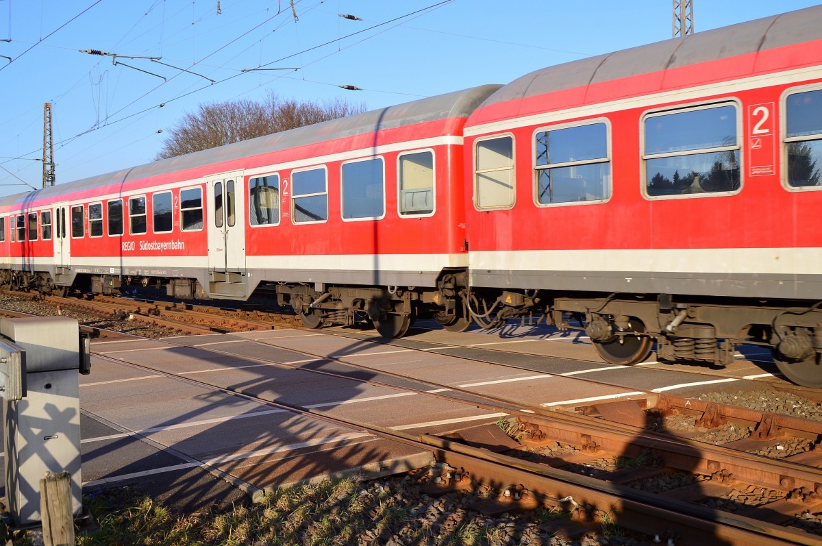 Wieder ist mir in NRW ein Wagen der REGIO Südostbayernbahn in einem Verstärkerzug vor die Linse gekommen.
Diesmal ist der Wagen in einem RE8 Verstärkerzug nach Kaldenkirchen eingestellt.
Es ist der D-DB 50 80 22 34 568-2 Bnrz auf dem Bü Blumenstraße in Grevenbroich. 11.3.2015
