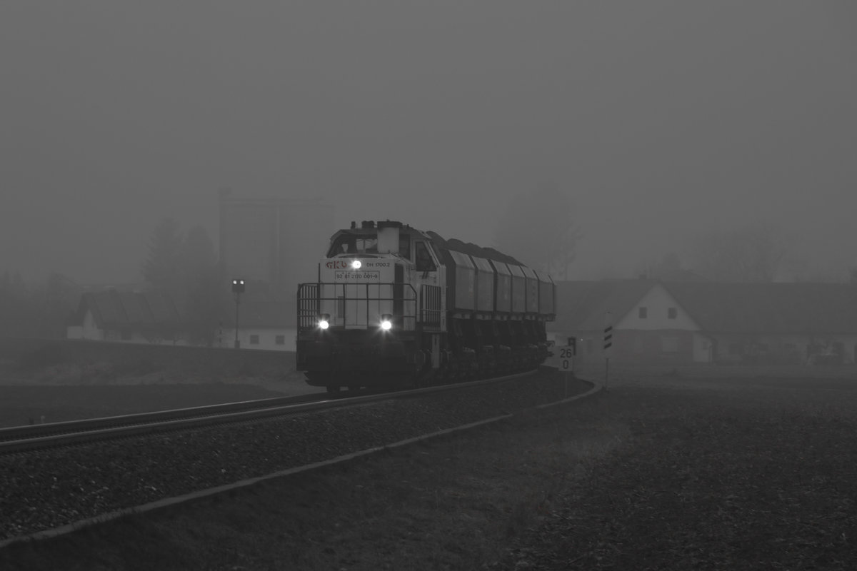 Wieder öfters anzutreffen waren in der letzten Woche Abraumzüge von der Baustelle zum Koralmtunnel. 
Im laufe der Woche 2 Jänner 2018 entstand diese Aufnahme von DH1700.2 bei Lebing. 
