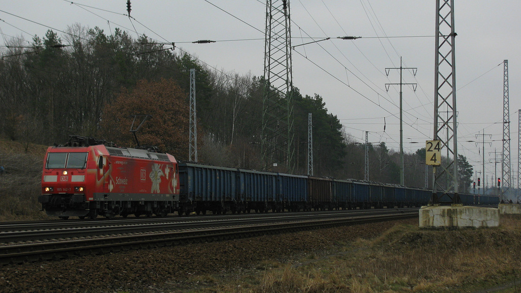 Wieder in Richtung Genshagen wollte dann auch noch eine Werbelok mit einem kurzen Betriebshalt in Diedersdorf. Es war die 185 142-7 mit ihrem Güterzug. 08.03.13, Diedersdorf