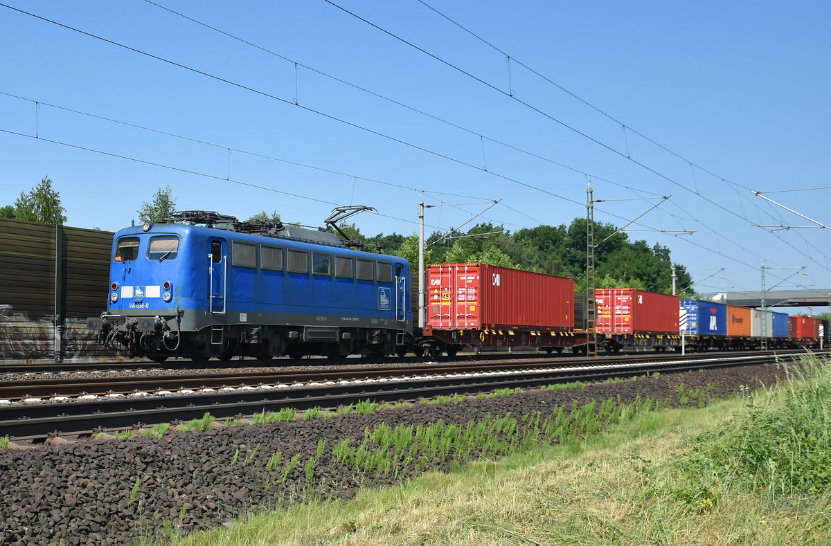 Wieder eine der schicken BR 140 (140 038-0) der PRESS mit Container, unterwegs in Richtung Lüneburg. Höhe Bardowick, 29.05.2018.