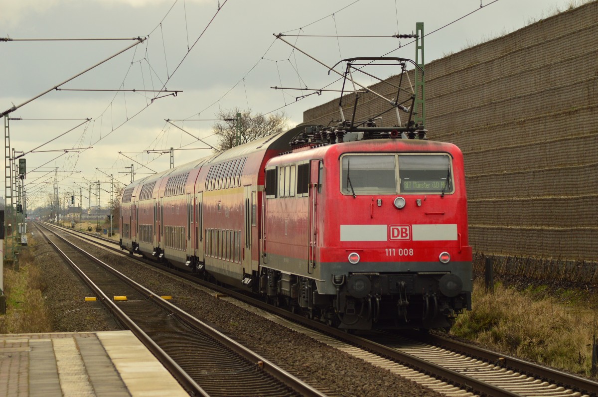 Wieder schiebt die 111 008 einen RE7 nach Münster, nur ist die hier am Montag den 23.2.2015 zu sehen und das in Allerheiligen.