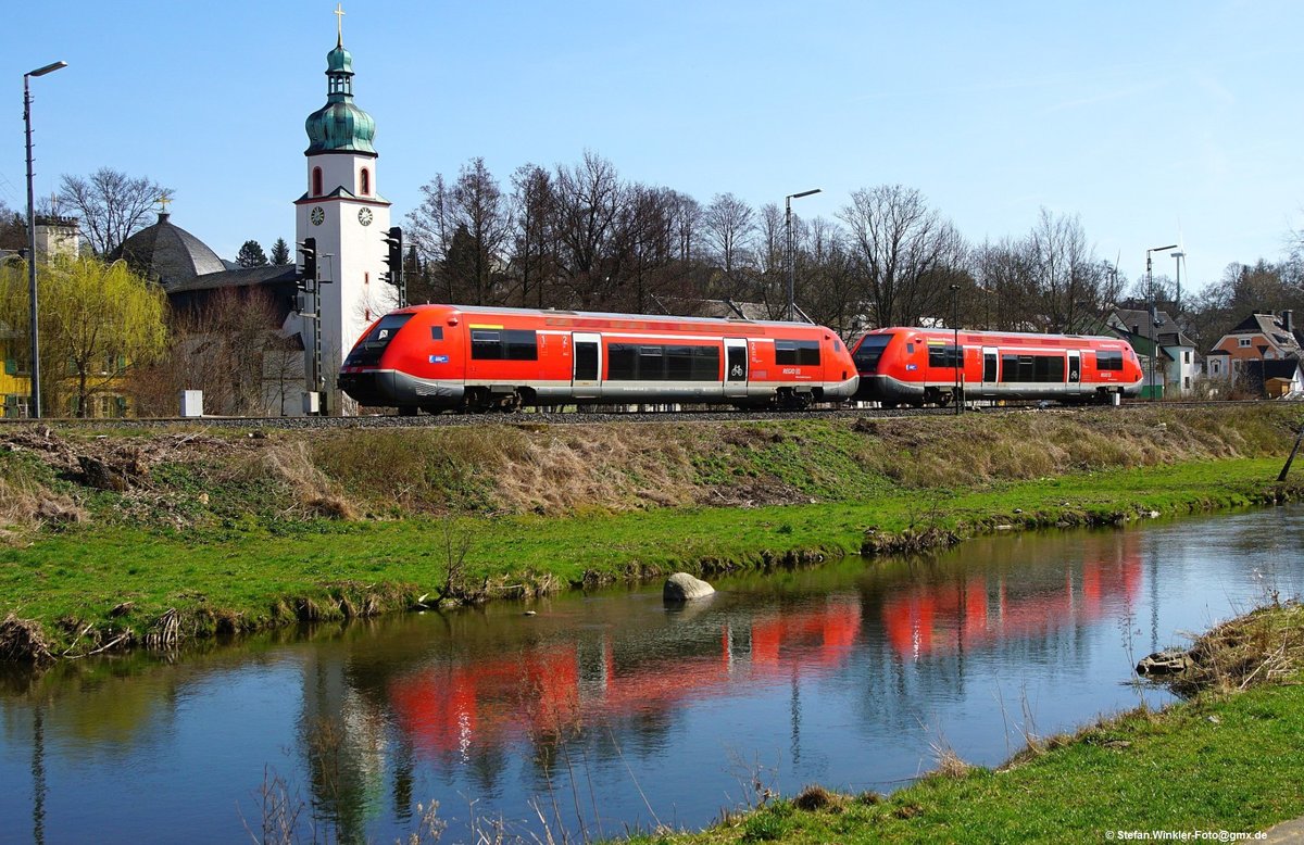 Wieder sind wir in Oberkotzau an der Saale. Zwei 641 rollern vorbei nach Süden und spiegeln sich mit der Kirche um die Wette. Leider fliesst das Gewässer zu flott, so dass das nie glatt ist für eine tolle Spiegelung... Foto vom 31.03.2017.