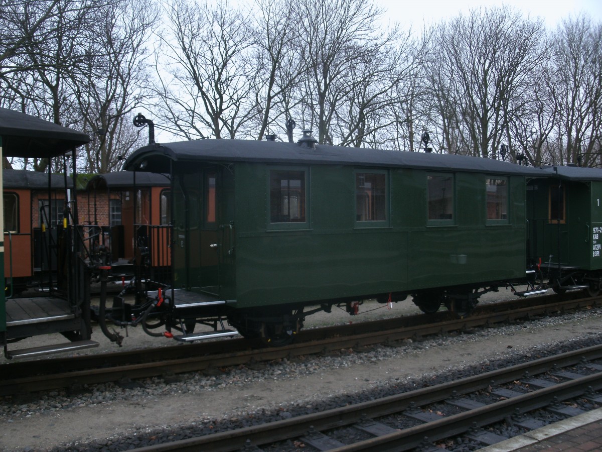 Wieder zurück auf den Schienen ist der KAB 971-216 der jahrelang als Lagerschuppen Verwendung fand.Aufnahme ohne Beschriftung am Wagen in Putbus am 29.Dezember 2013