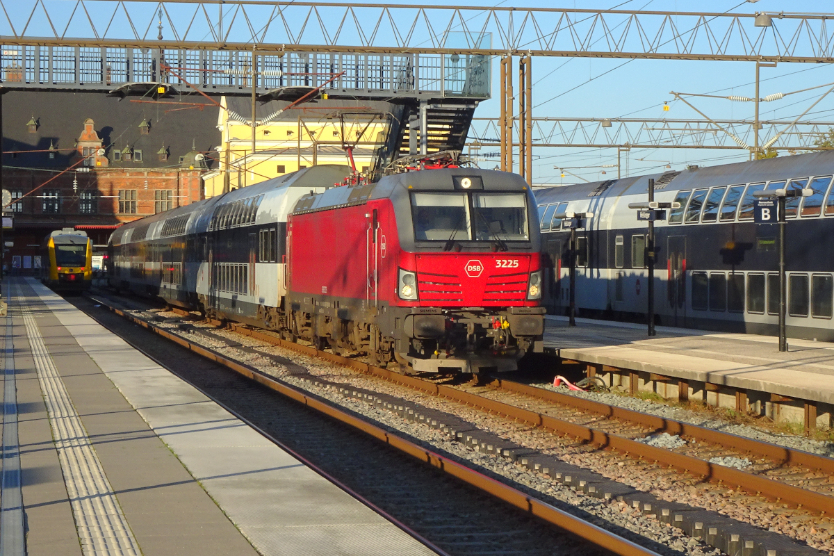 Wieder zurück aus Roskilde blieb noch Zeit, im abendlichen Bahnhof Helsingør Vectron 3225 der DSB mit einem Zug Doppelstockzug nach Roskilde zu fotografieren.
Helsingør, DK, 04.09.2023