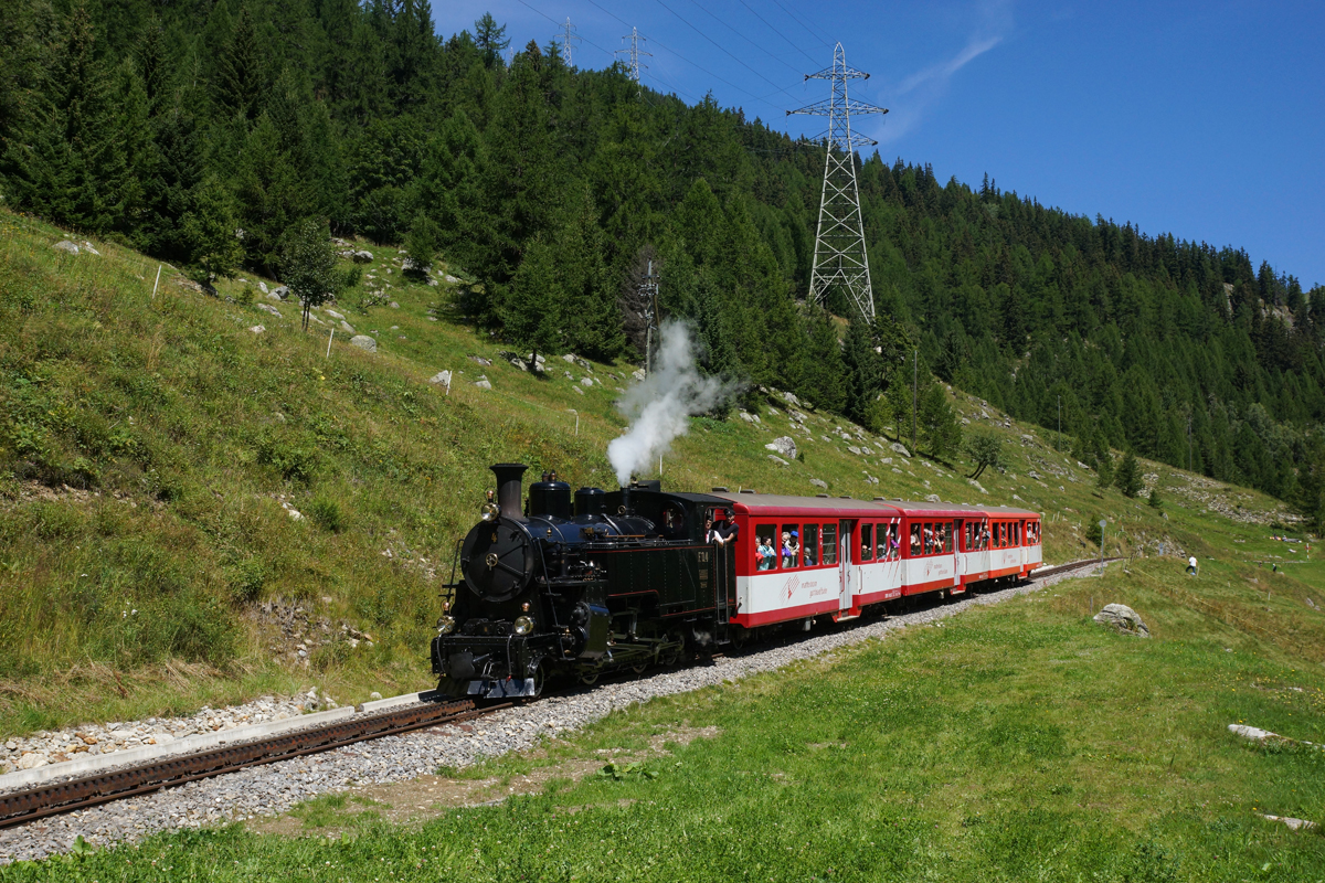 Wieder zurück in Oberwald konnte die HG 3/4 4 mit drei MGB-Mitteleinstiegswagen aufgenommen werden (17.07.2014).