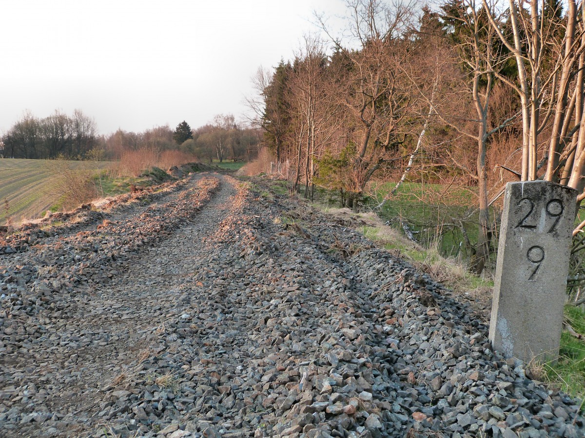 Wiederaufbau der KBS 858. Ende April 2015 waren bereits die seit der Stilllegung noch liegenden Schienen abgebaut worden. Das Gleisbett wird von Grund auf erneuert und dann wieder in Betrieb genommen. Blick in Richtung Grenze zu Tschechien.