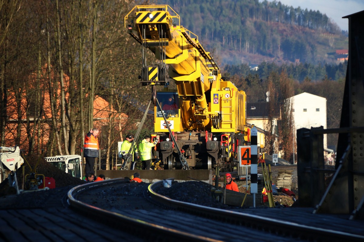 Wiedermal zu sehen auf der Graz Köflacher Bahn ist ein Gigant des Herstellers KIROW . dieser Gleiskran diente an diesem Wochenende zum einbau einer Behelfsbrücke nächst Scchwanberg. 6.03.2016
