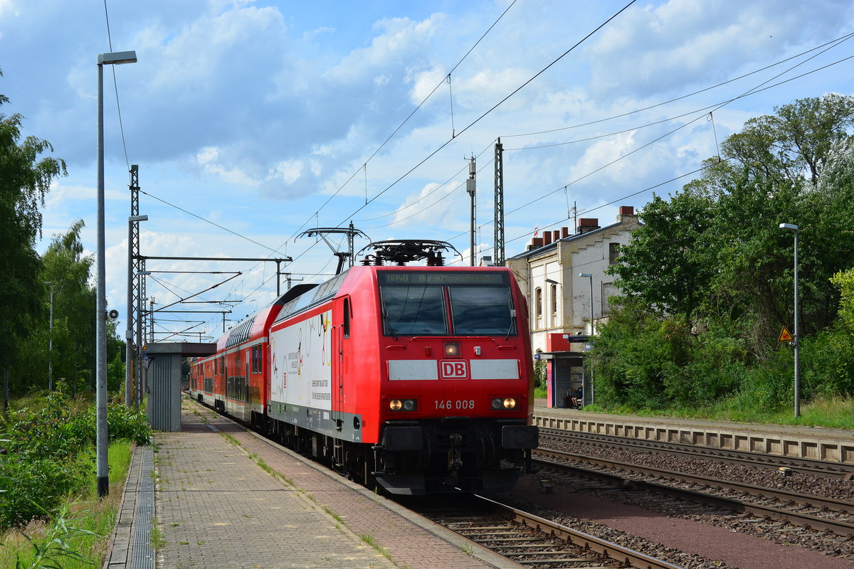 Wiedersehen einer alten Bekannten. 146 008 war noch vor wenigen Jahren in NRW beheimatet. Heute ist sie im Osten beheimatet trägt aber immer noch wie seit Jahren ihre Werbung. Hier zieht sie die RB40 nach Burg (Magdeburg).

Wefensleben 30.07.2017