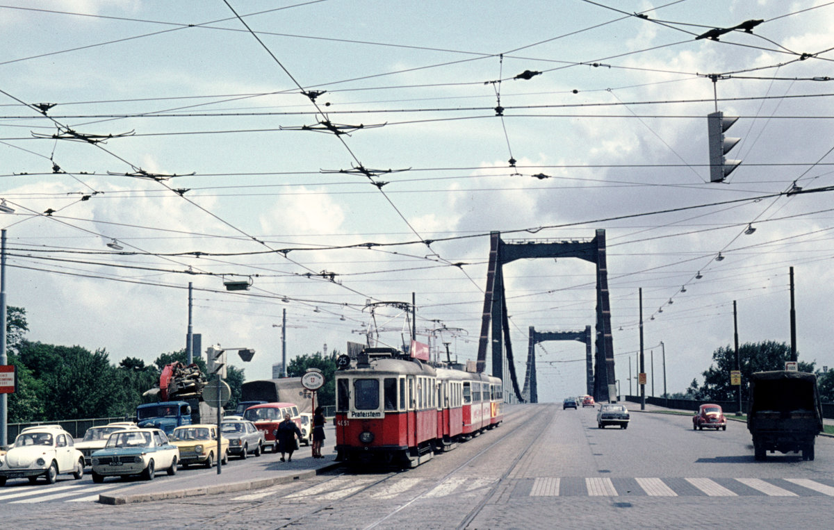 Wien: Am 1. August 1976 stürzte die am 10. Oktober 1937 eröffnete Reichsbrücke in die Donau. Über die Brücke, die die Bezirke Leopoldstadt (2. Bezirk) und Donaustadt (22. Bezirk) verband, fuhren bis zum Einsturz die Straßenbahnlinien B, BK, 25 und 26. - Auf dem Bild vom 19. Juli 1974 sieht man im Hintergrund die Reichsbrücke und im Vordergrund den Tw M 4051 mit einem Bw des Typs m3 auf der SL 25 in der Haltestelle Mexikoplatz. Hinter der SL 25 hält eine E1+c2/c3-Garnitur. - Neuer Scan von einem Diapositiv. Film: Agfa CT18. Kamera: Minolta SRT-101. 