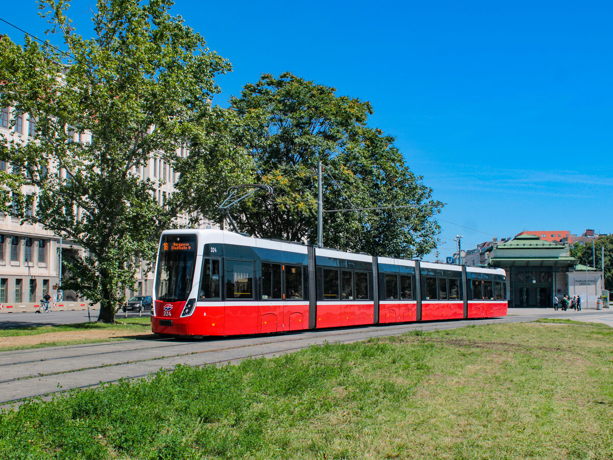 Wien. Am 12.08.2023 hat hier Flexity 324 als Linie 18 die Haltestelle Margareten Gürtel verlassen, und fährt entlang der Linken Wienzeile zur Gumpendorfer Straße.