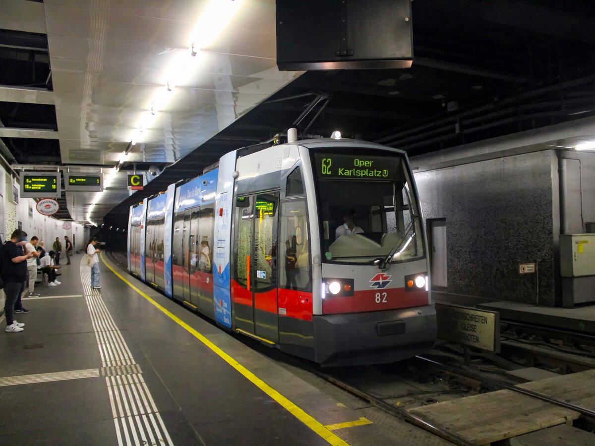 Wien. Am 12.08.2023 steht ULF 82 der Wiener Linien als Linie 62 in der Untergrundhaltestelle Matzleinsdorfer Platz.