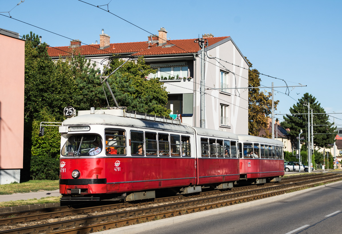 Wien 

Auch in den Sommerferien sind die E1 anzutreffen wie hier E1 4791 + c4 1328 als Linie 25 in der Langobardenstraße, 27.08.2018 