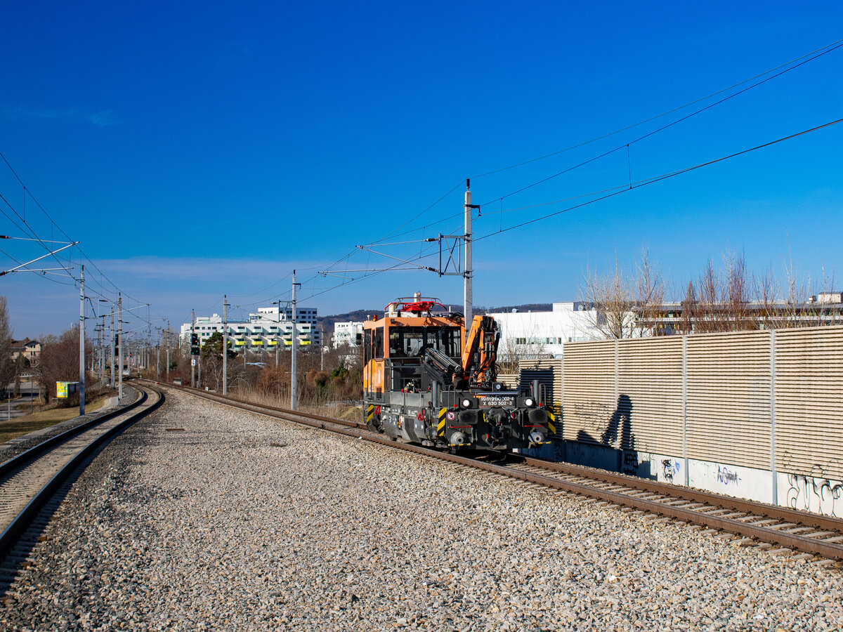 Wien. Der Robel X630 502 rast hier am 16.02.2024 durch den Bahnhof Brünner Straße.