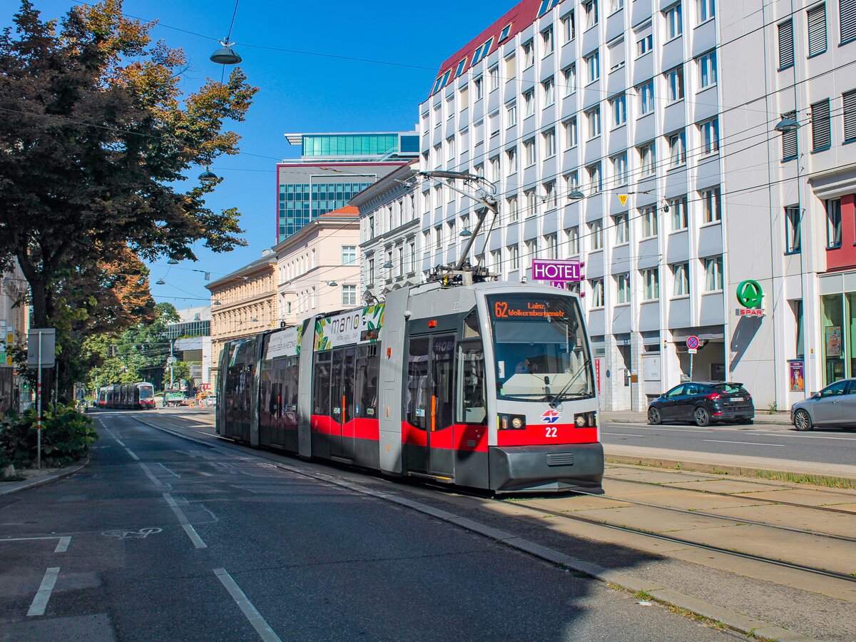 Wien. Der ULF 22 der Wiener Linien ist hier am 12.08.2023 als Linie 62 beim Verlassen der Haltestelle Johann-Strauß-Gasse zu sehen in Richtung Lainz.