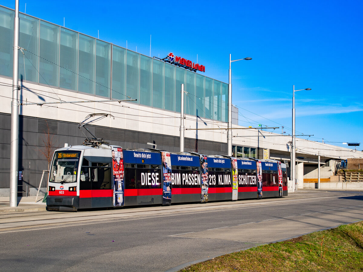 Wien. Der ULF 603 mit Klimaschutz-Werbung, steht hier am 16.02.2024 in der Schleife Hausfeldstraße.