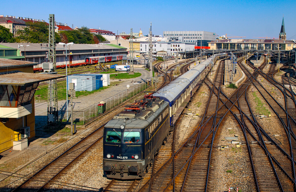 Wien. Die 1142 579 verlässt hier am 29.09.2023 mit einem Sonderzug den Bahnhof Wien West.