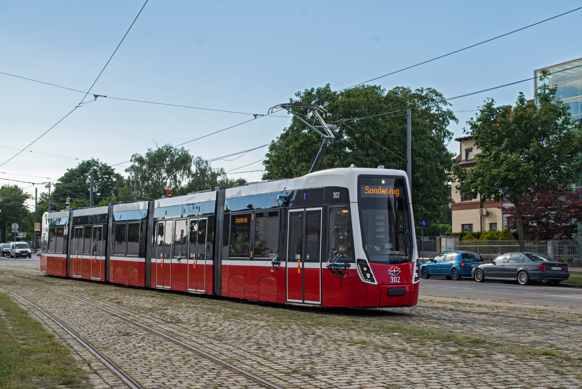 Wien 

Die ersten Bilder von Typ D sind nun auch mal geschossen außerhalb vom Betriebshof wie hier Flexity 302 als Sonderzug am Weg in die HW, Zentralfriedhof 4. Tor, 21.06.2018. 